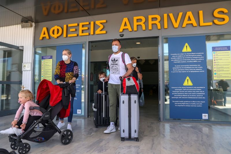 &copy; Reuters. FILE PHOTO: Passengers arriving from Germany and Switzerland exit the terminal of the Heraklion airport, as the country's tourism season officially opens, on the island of Crete, Greece, May 15, 2021. REUTERS/Stefanos Rapanis