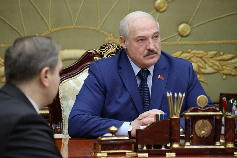 &copy; Reuters. رئيس روسيا البيضاء ألكسندر لوكاشينكو أثناء اجتماع مع أحدمستشاريه في مينسك يوم الاثنين. صورة لرويترز من بلتا. (يحظر إعادة البيع أو الوضع في أ