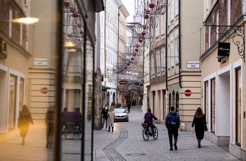 &copy; Reuters. Varios peatones caminan por una calle del centro de Salzburgo tras la imposición de un nuevo confinamiento a nivel nacional para contener la propagación de la COVID-19, en Austria, el 22 de noviembre de 2021. REUTERS/Lukas Barth