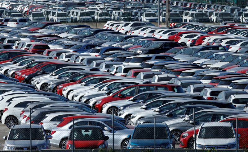 &copy; Reuters. FOTO DE ARCHIVO: Coches nuevos en un aparcamiento cerca de Barcelona, España, el 18 de enero de 2017. REUTERS/Albert Gea