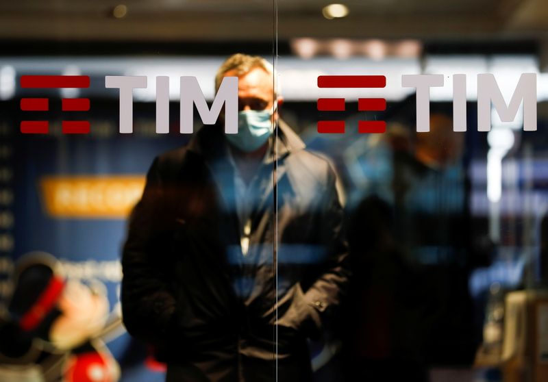 © Reuters. The Tim logo is seen at its headquarters in Rome, Italy November 22, 2021. REUTERS/Yara Nardi