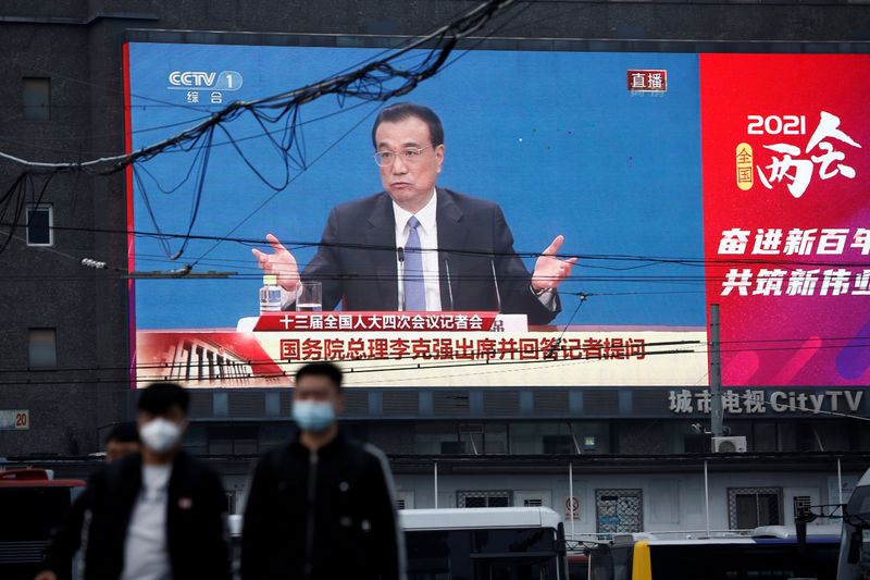 &copy; Reuters. Telão gigante mostra o premiê da China, Li Keqiang, em entrevista à imprensa
11/03/2021. 
REUTERS/Tingshu Wang