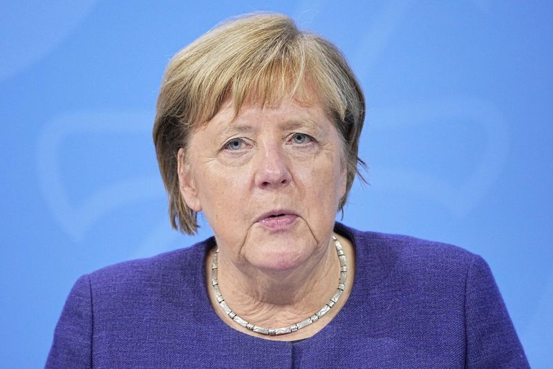 &copy; Reuters. Les mesures prises en Allemagne pour endiguer une quatrième vague d'épidémie de COVID-19 sont insuffisantes, selon Angela Merkel. /Photo prise le 18 novembre 2021/REUTERS/Michael Kappeler