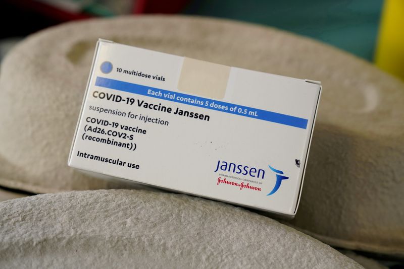 &copy; Reuters. FOTO DE ARCHIVO: Una caja de vacunas contra la enfermedad del coronavirus (COVID-19) de Johnson & Johnson, en el centro de vacunación Forem en Pamplona, España. 22 de abril de 2021.  REUTERS/Vincent West/