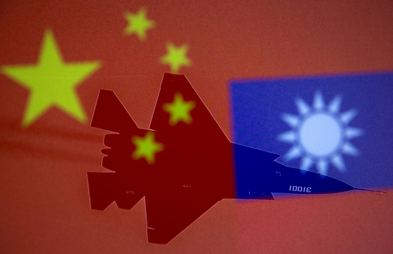 &copy; Reuters. FOTO DE ARCHIVO: Las banderas de China y de Taiwán sobre la silueta de un avión de combate en esta imagen de ilustración tomada el 9 de abril de 2021. REUTERS/Dado Ruvic