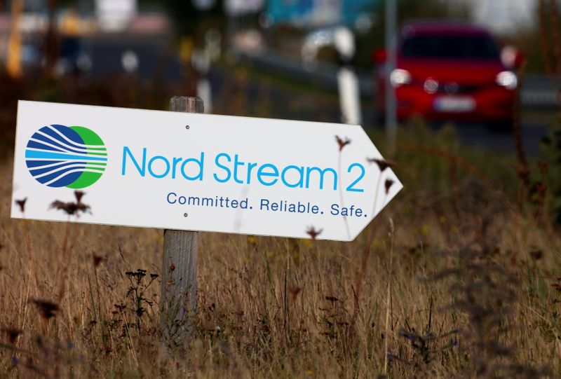 © Reuters. A road sign directs traffic towards the Nord Stream 2 gas line landfall facility entrance in Lubmin, Germany, September 10, 2020.   REUTERS/Hannibal Hanschke