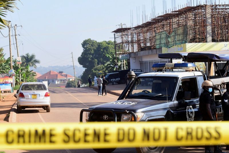 &copy; Reuters. الشرطة الأوغندية تؤمن موقع انفجار في ضاحية شمال العاصمة كمبالا في 24 أكتوبر تشرين الأول 2021. تصوير أبو بكر لوبوا - رويترز.