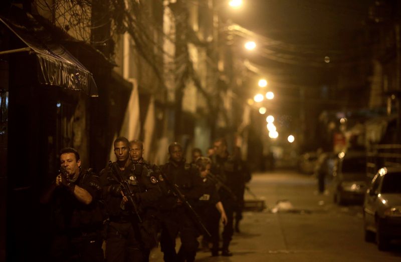 &copy; Reuters. FOTO DE ARCHIVO. Oficiales de la policía realizan un operativo contra redes criminales en un barrio de la periferia de Río de Janeiro, Brasil.  REUTERS/Ricardo Moraes