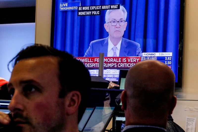 &copy; Reuters. Operadores trabalham na bolsa de Nova York enquanto TV mostra entrevista do chair do Fed, Jerome Powell 
18/09/2019. 
REUTERS/Brendan McDermid