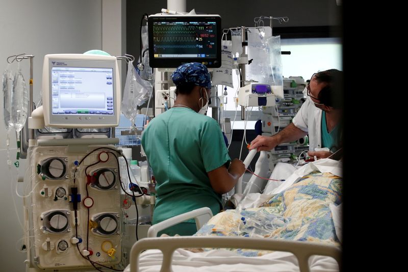&copy; Reuters. Unidade de terapia intensiva de hospital nos arredores de Paris
04/05/2021 REUTERS/Benoit Tessier