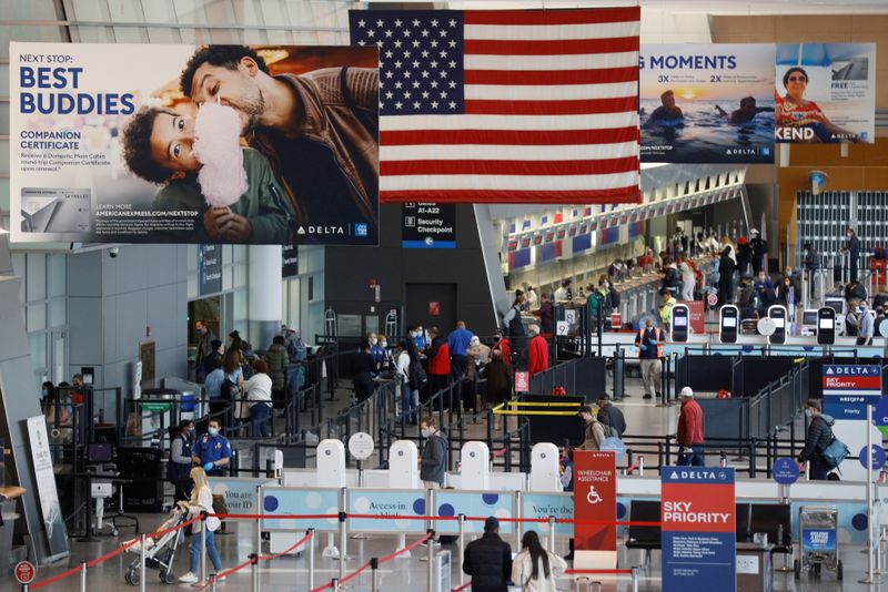 © Reuters. Passengers check in for Delta Airlines flights and make their way through a TSA security checkpoint ahead of the Thanksgiving holiday and amid the coronavirus disease (COVID-19) pandemic at Logan International Airport in Boston, Massachusetts, U.S., November 22, 2021.    REUTERS/Brian Snyder