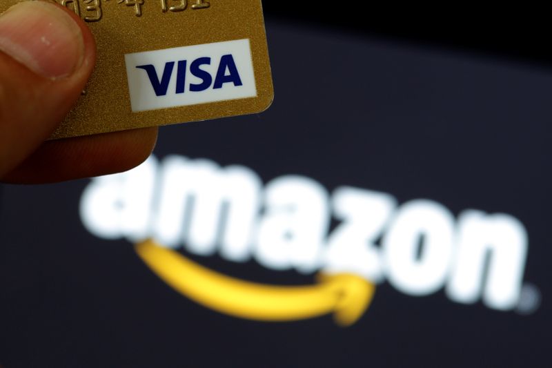 &copy; Reuters. FOTO DE ARCHIVO: Una tarjeta de crédito visa ante un logotipo de Amazon en esta ilustración fotográfica tomada el 6 de septiembre de 2017. REUTERS/Philippe Wojazer