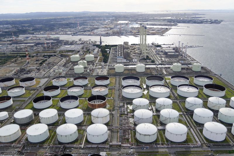 © Reuters. An aerial view shows an oil factory of Idemitsu Kosan Co. in Ichihara, east of Tokyo, Japan November 12, 2021, in this photo taken by Kyodo. Picture taken on November 12, 2021.  Mandatory credit Kyodo/via REUTERS/Files