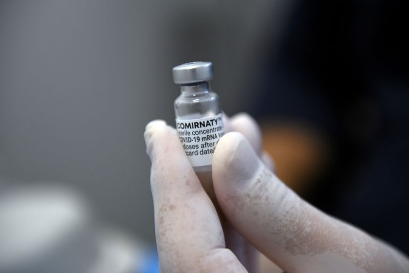 &copy; Reuters. FILE PHOTO: Nurse Gavriil Hadjioannou holds a vial of the Pfizer-BioNTech vaccine against the coronavirus disease (COVID-19) at the health centre of Karyes, the administrative centre of the all-male Orthodox monastic community of Mount Athos, Greece, Nove