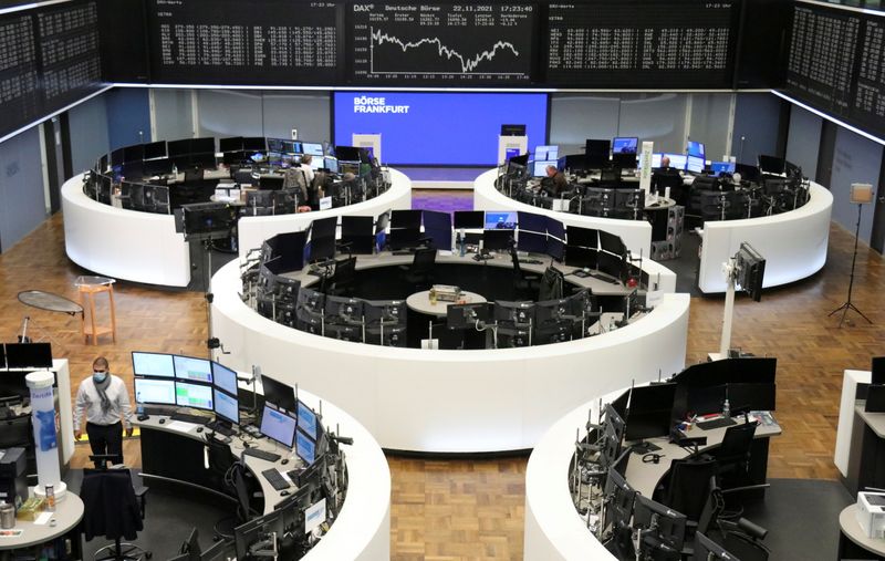 © Reuters. The German share price index DAX graph is pictured at the stock exchange in Frankfurt, Germany, November 22, 2021. REUTERS/Staff