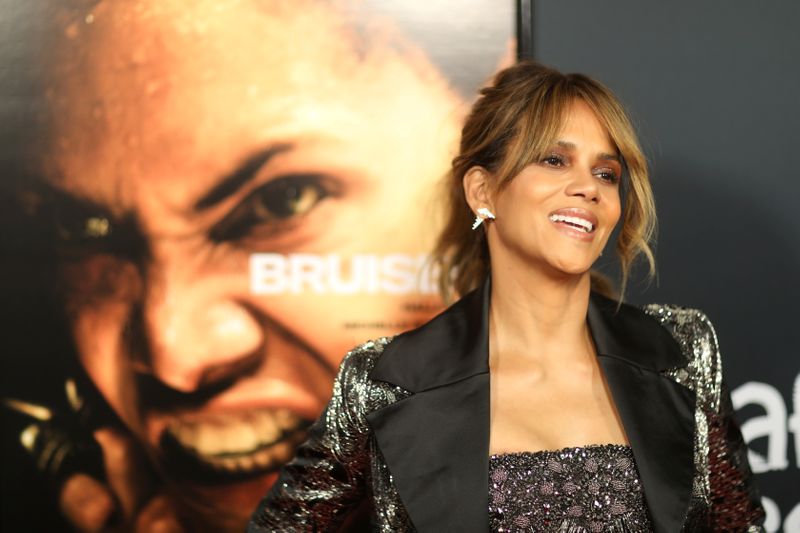 &copy; Reuters. Atriz e diretora Halle Berry na pré-estreia de "Ferida" em cinema de Los Angeles
13/11/2021
REUTERS/David Swanson