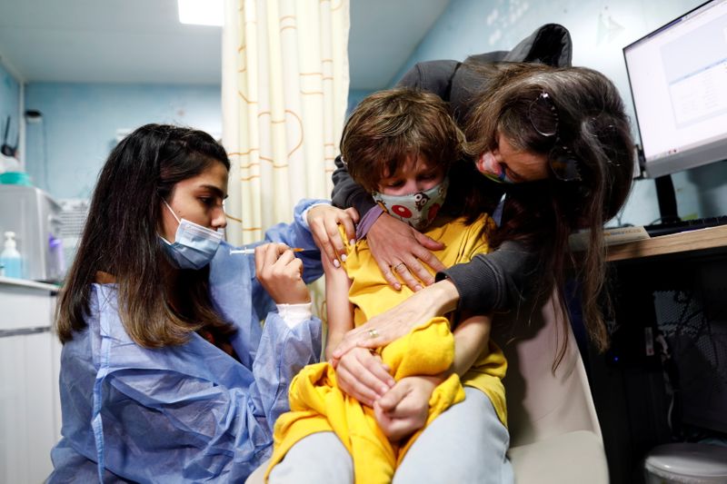 Coronavirus: Israël vaccine les jeunes enfants face à la reprise de l'épidémie