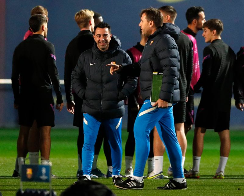 &copy; Reuters. Xavi durante treino do Barcelona
22/11/2021
REUTERS/Albert Gea