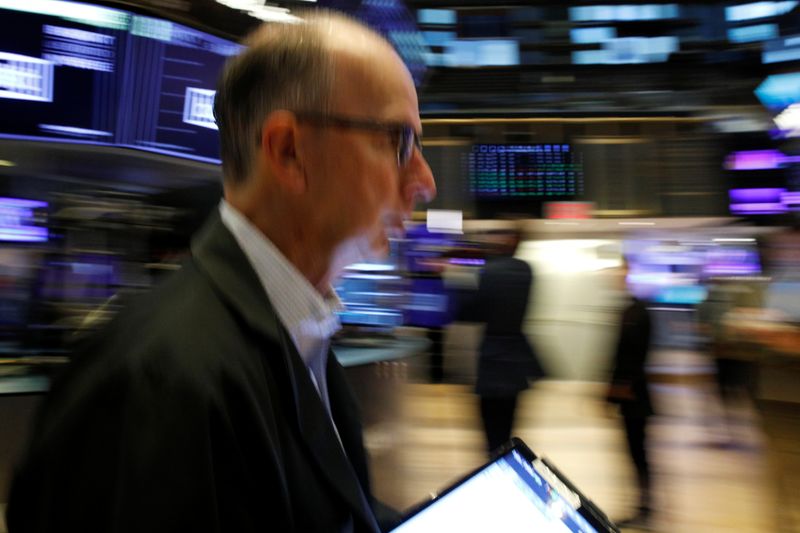 © Reuters. Traders work on the floor of the New York Stock Exchange (NYSE) in New York City, U.S., October 18, 2021.  REUTERS/Brendan McDermid/Files