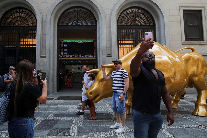&copy; Reuters. FOTO DE ARCHIVO-Gente posa y se hace fotos con el Toro de Oro, una escultura inaugurada por la Bolsa de Valores brasileña B3, que simboliza el mercado financiero, en Sao Paulo, Brasil.16 de noviembre de 2021. REUTERS/Amanda Perobelli 