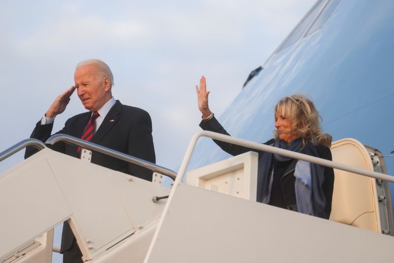 &copy; Reuters. U.S. President Joe Biden and first lady Jill Biden gesture as they board Air Force One to travel to Fort Bragg from Joint Base Andrews, Maryland, U.S., November 22, 2021. REUTERS/Leah Millis