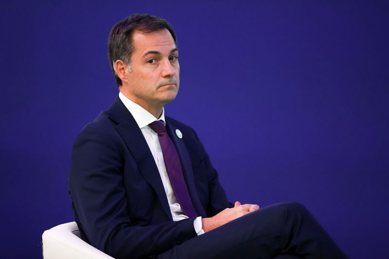 &copy; Reuters. Le Premier ministre belge Alexander De Croo s'est placé en quarantaine après sa rencontre avec son homologue français Jean Castex, qui a été testé positif au COVID-19, rapporte lundi le radiodiffuseur belge VRT. /Photo prise le 2 novembre 2021/REUTE