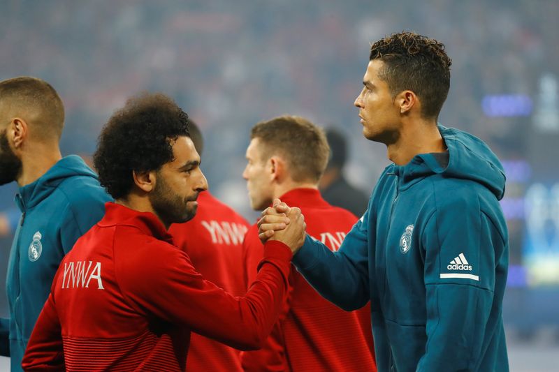 © Reuters. صورة من أرشيف رويترز تجمع بين محمد صلاح هداف ليفربول وكريستيانو رونالدو لاعب مانشستر يونايتد.