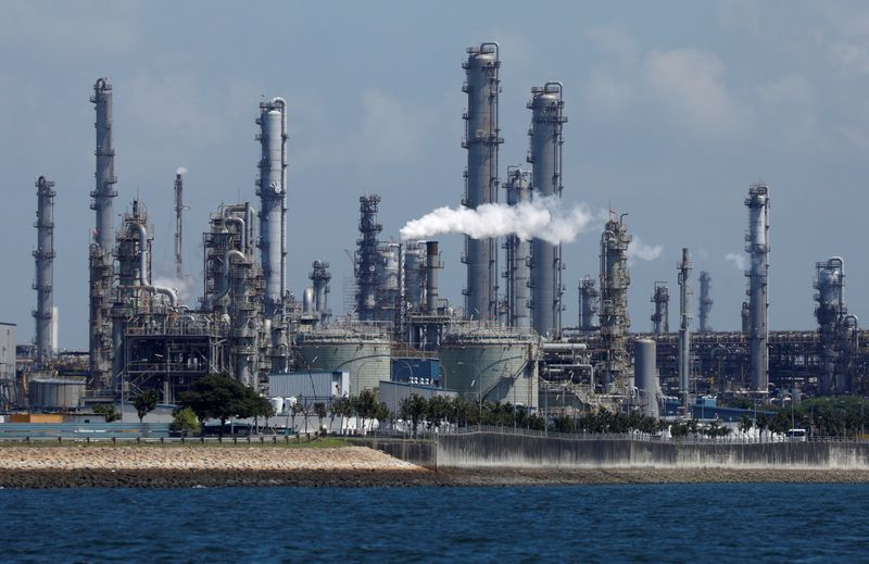 &copy; Reuters. FILE PHOTO: A general view of Shell's Pulau Bukom petrochemical complex in Singapore July 15, 2019. REUTERS/Edgar Su/File Photo