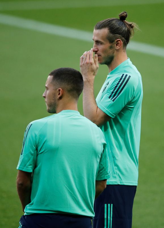 © Reuters. صورة من أرشيف رويترز تجمع بين إيدن هازارد وجاريث بيل ثنائي ريال مدريد خلال تدريب.
