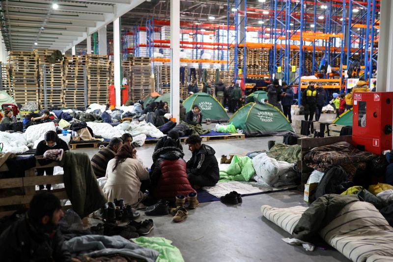 &copy; Reuters. مهاجرون يقيمون في مركز للنقل والخدمات اللوجيستية في اقليم جرودنو على الحدود بين بولندا وروسيا البيضاء يوم الاثنين. صورة لرويترز (يحظر إعادة