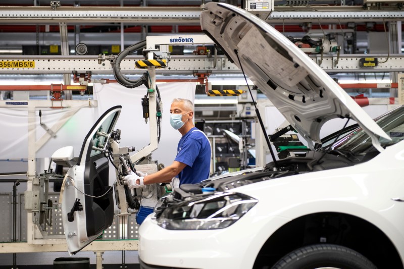 &copy; Reuters. FOTO DE ARCHIVO: Un trabajador usando mascarilla en la línea de montaje de Volkswagen en Wolfsburgo, Alemania. 27 de abril, 2020. Swen Pfoertner/Pool via REUTERS/Archivo