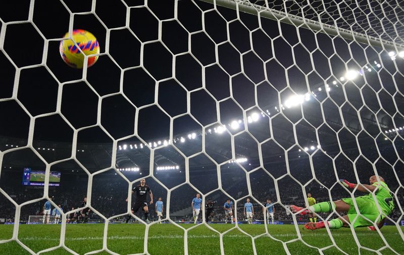 © Reuters. Leonardo Bonucci della Juventus segna il secondo gol dal dischetto durante Lazio vs Juventus, allo Stadio Olimpico, Roma, il 20 novembre 2021. REUTERS/Alberto Lingria
