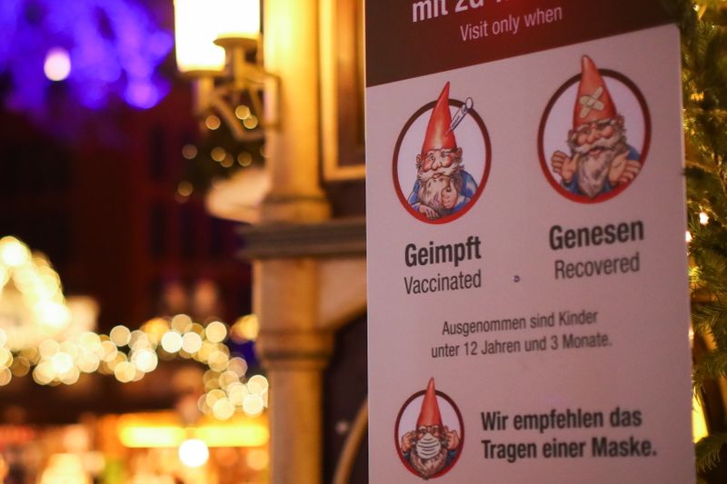 &copy; Reuters. Un cartel sobre la norma "2G", que limita el acceso a mercados de Navidad tan sólo a quienes se hayan vacunado o recuperado de la enfermedad COVID-19, en Colonia, Alemania, el 22 de noviembre de 2021. REUTERS/Thilo Schmuelgen