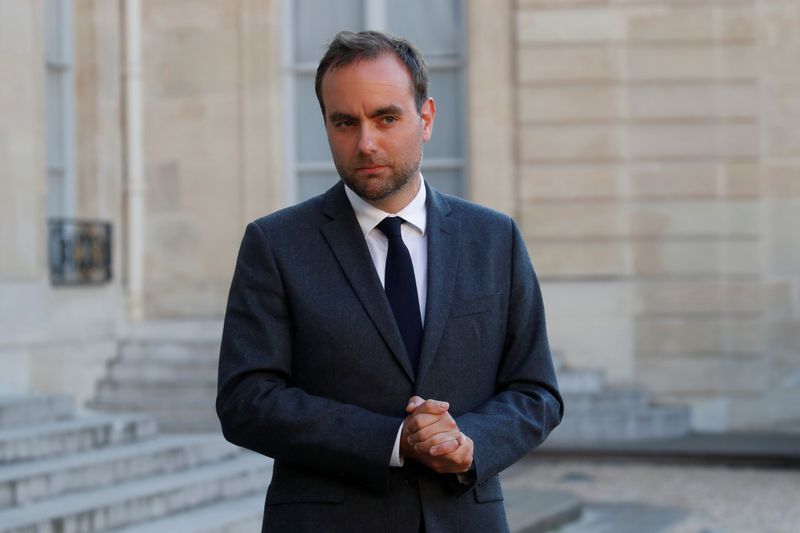 &copy; Reuters. Des membres du gouvernement vont se rendre "bientôt" en Guadeloupe, a déclaré mardi le ministre des Outre-Mer, Sébastien Lecornu (photo), sur France 2. /Photo d'archives/REUTERS/Gonzalo Fuentes