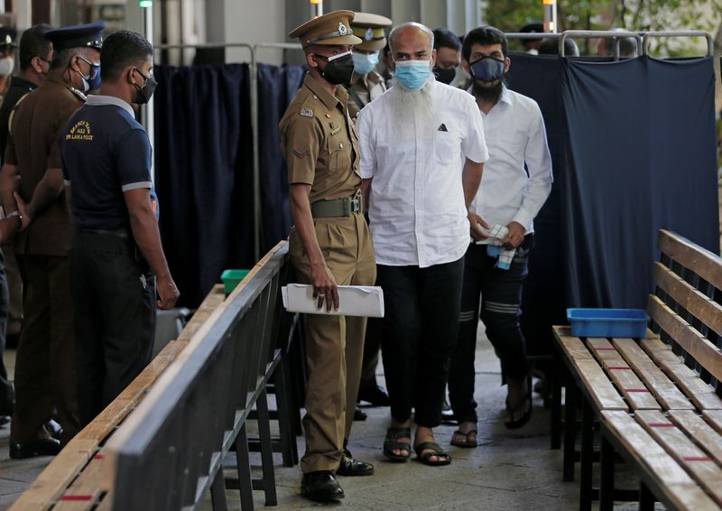 © Reuters. والد المتهمين بتدبير التفجيرات إنشاف وإلهام إبراهيم التي استهدفت فندقين في عام 2019 أثناء وصولهم محكمة كولومبو في سريلانكا يوم الثلاثاء. تصوير: دينوكا ليانواتي - رويترز.