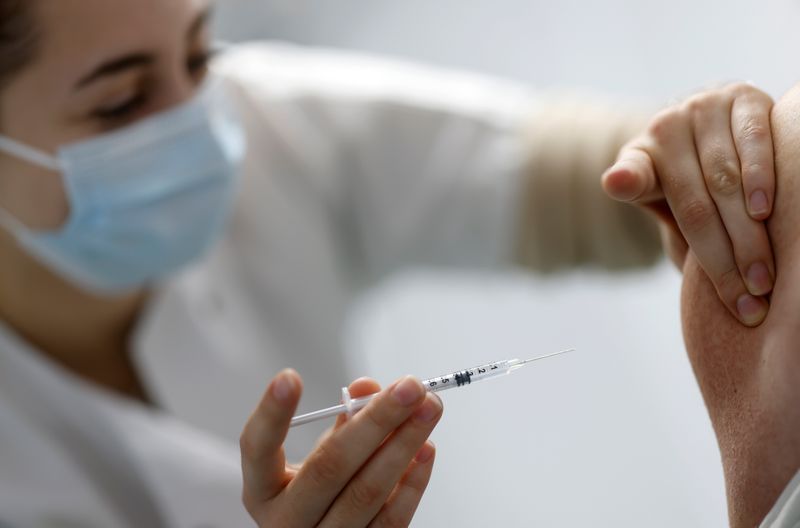 &copy; Reuters. Le gouvernement se penchera mercredi sur la question d'un éventuel élargissement aux quadragénaires de la campagne de rappel vaccinal contre le COVID-19, a annoncé mardi le ministre de la Santé, Olivier Véran. /Photo prise le 17 novembre 2021/REUTER