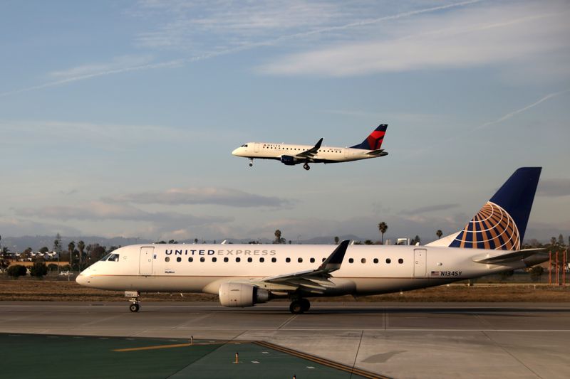 &copy; Reuters. FILE PHOTO: A Delta Connection Embraer ERJ-175LR plane lands as a United Express Embraer ERJ-175LR plane waits to take off at LAX airport in Los Angeles, California U.S. January 10, 2018. REUTERS/Lucy Nicholson