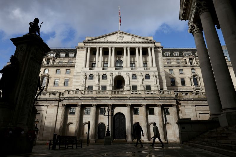 © Reuters. FILE PHOTO: People walk past the Bank of England, in London, Britain October 31, 2021. REUTERS/Tom Nicholson//File Photo/File Photo
