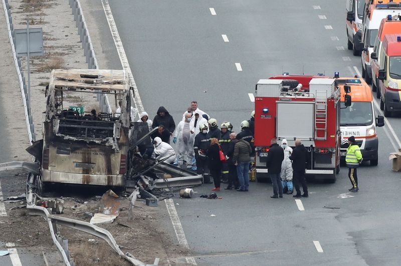 &copy; Reuters. Ônibus incendiado em acidente na Bulgária que deixou 45 mortos
23/11/2021 REUTERS/Stoyan Nenov