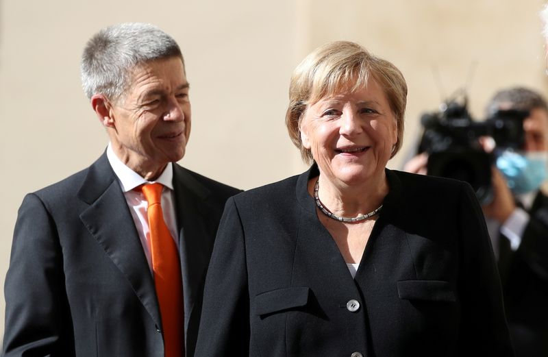 &copy; Reuters. FOTO DE ARCHIVO: La canciller alemana Angela Merkel, junto a su marido, Joachim Sauer, antes de un encuentro con el Papa en el Vaticano, el 7 de octubre de 2021. REUTERS/Yara Nardi