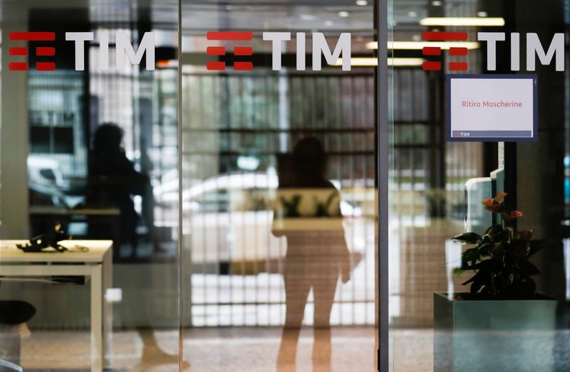 © Reuters. The Tim logo is seen at its headquarters in Rome, Italy November 22, 2021. REUTERS/Yara Nardi