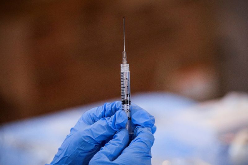 &copy; Reuters. FILE PHOTO: FILE PHOTO: A syringe is filled with a dose of Pfizer's COVID-19 vaccine at a pop-up community vaccination center at the Gateway World Christian Center in Valley Stream, New York, U.S., February 23, 2021.  REUTERS/Brendan McDermid