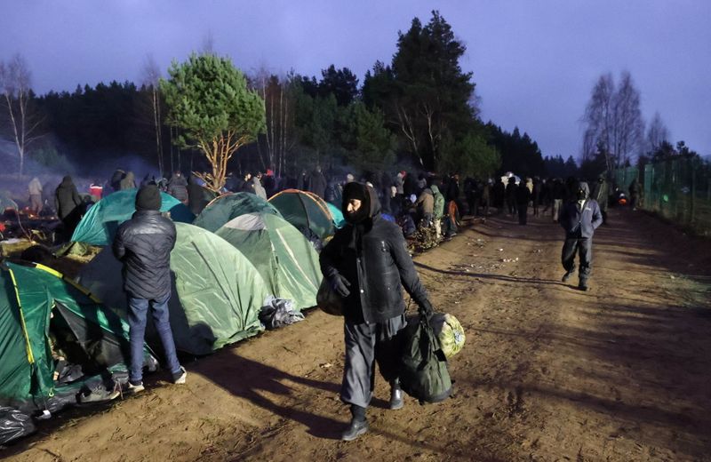 &copy; Reuters. Migranti in un campo al checkpoint di Bruzgi - Kuznica sulla frontiera tra Polonia e Bielorussia, nella regione di Grodno in Bielorussia.  18 novembre 2021. Maxim Guchek/BelTA/Handout via REUTERS  ATTENTION EDITORS - THIS IMAGE HAS BEEN SUPPLIED BY A THIR