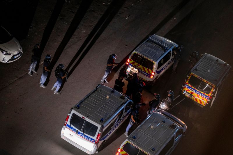 © Reuters. الشرطة الفرنسية في شوارع جوادلوب يوم 20 نوفمبر تشرين الثاني 2021. رويترز