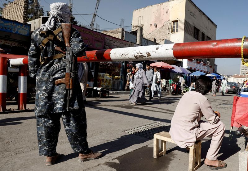 &copy; Reuters. Combatiente taliban hace guardia en mercado, Kabul, Afganistán, 24 octubre 2021.
REUTERS/Zohra Bensemra