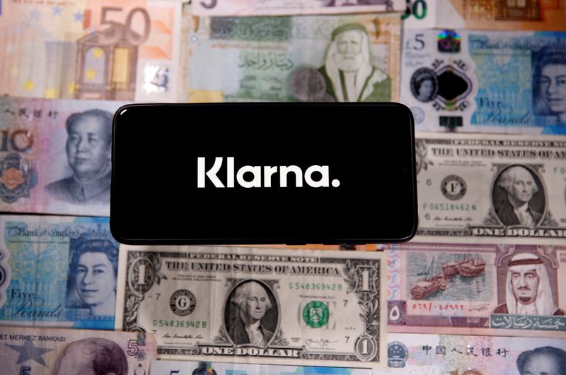 © Reuters. FILE PHOTO: A smartphone displays a Klarna logo on top of banknotes is in this illustration taken January 6, 2020. REUTERS/Dado Ruvic