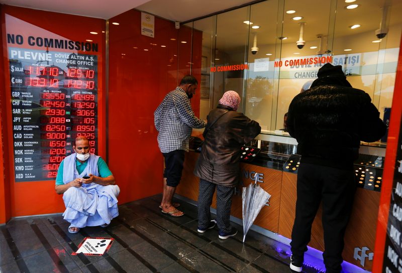 © Reuters. People change money at a currency exchange office in Istanbul, Turkey November 23, 2021. REUTERS/Dilara Senkaya