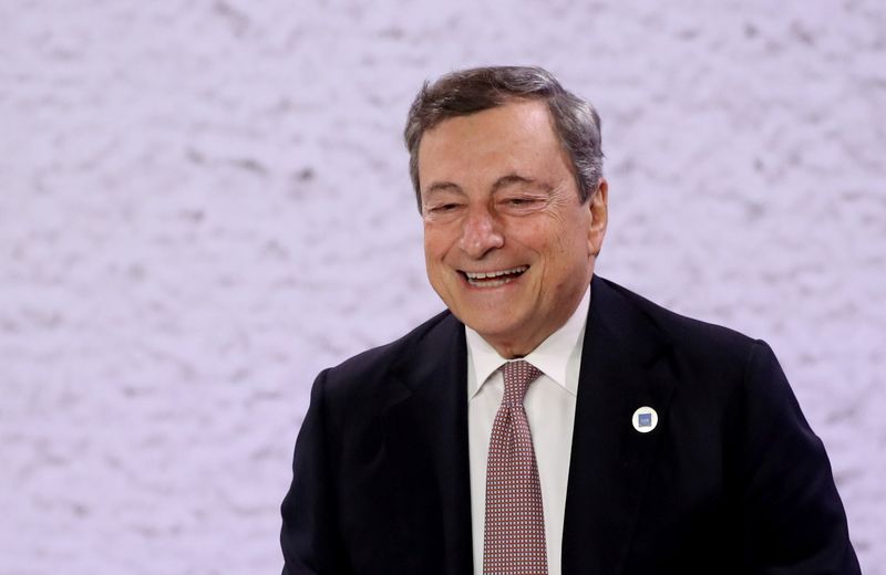 &copy; Reuters. FOTO DE ARCHIVO: El primer ministro de Italia, Mario Draghi, reacciona tras hablar durante una rueda de prensa al final de la cumbre del G20 en Roma, Italia, el 31 de octubre de 2021. REUTERS/Yara Nardi