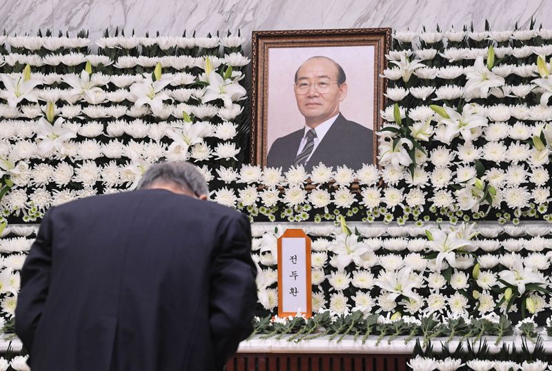 © Reuters. A man mourns during a funeral for late former South Korean President Chun Doo-hwan, who took office following a 1979 military coup, in Seoul, South Korea, November 23, 2021.    Yonhap via REUTERS    