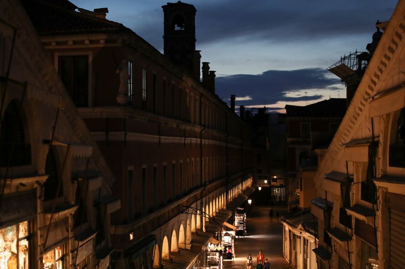&copy; Reuters. Foto de archivo. Una zona central del Venecia, en Italia, durante el atardecer. June 7, 2021. REUTERS/Yara Nardi